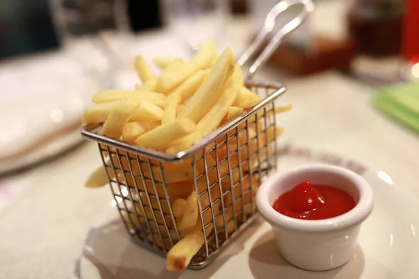 Batatas fritas com ketchup — Fotografia de Stock