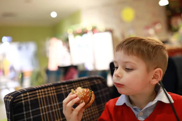 Niño comiendo mini hamburguesa — Foto de Stock