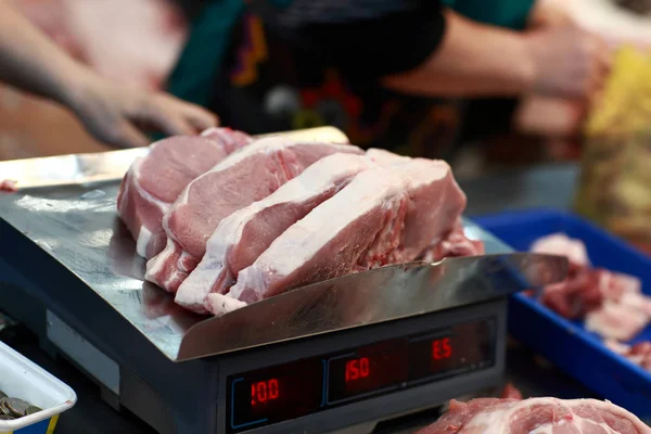 Balanzas de lomo de cerdo en el mercado — Foto de Stock