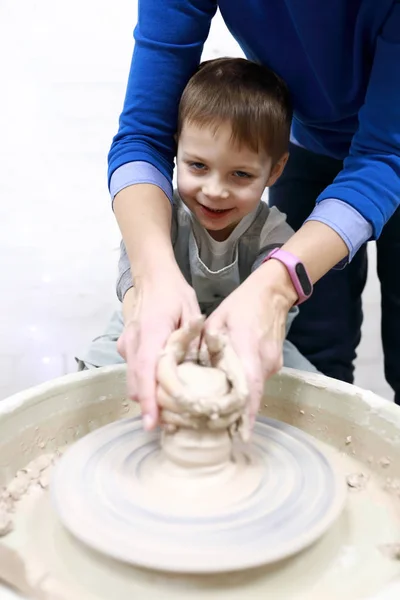 Mère au fils au volant de poterie — Photo