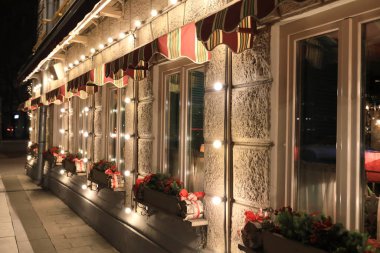 Gece aydınlık bina