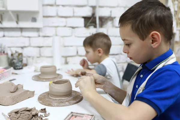 Les enfants sculptent des tasses en argile — Photo