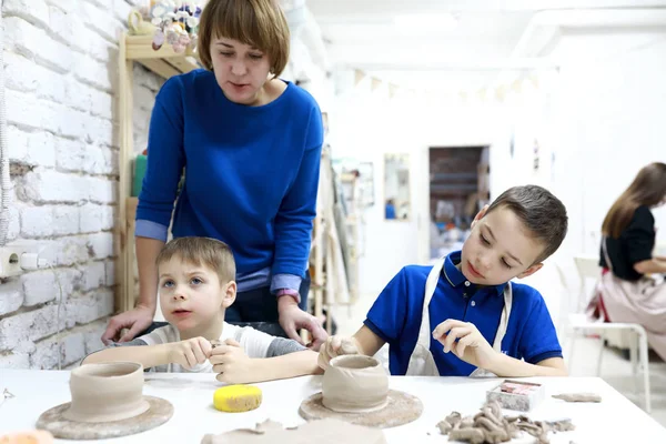 Family sculpts clay mugs — Stock Photo, Image