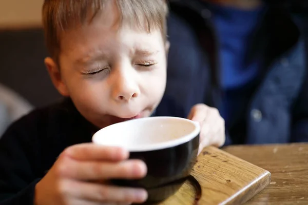 Gyerek teát iszik — Stock Fotó