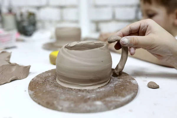 Person sculpts clay mug — Stock Photo, Image