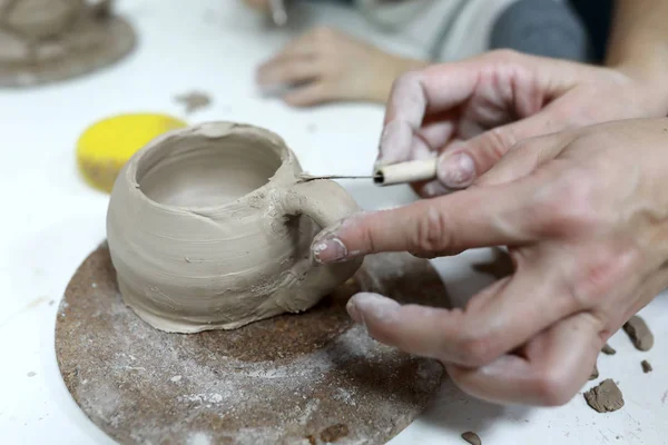 Sculptor sculpts clay mug — Stock Photo, Image