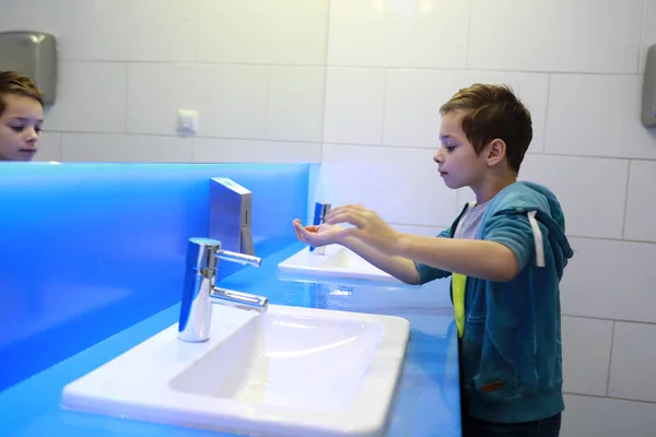 Anak itu mencuci tangannya. — Stok Foto