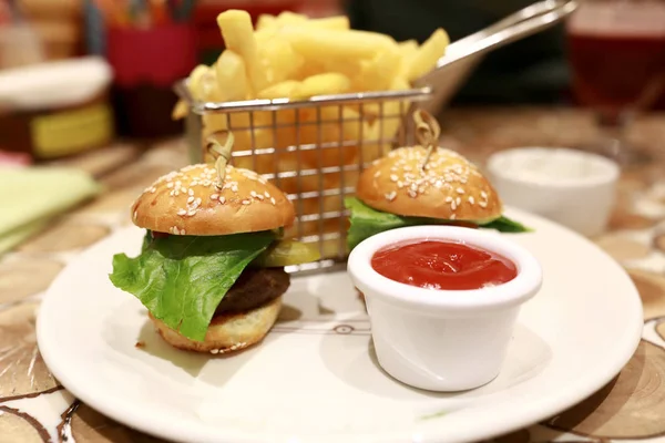 フライドポテトとケチャップのバーガー — ストック写真