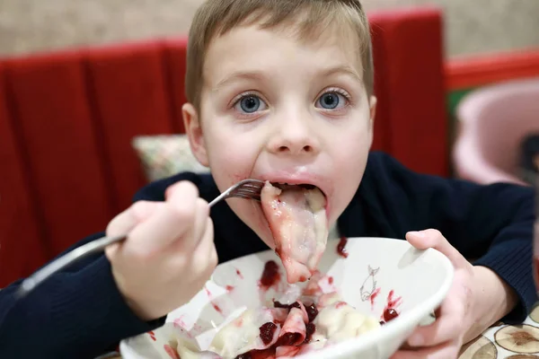 Child has cherry dumplings — Stock Photo, Image