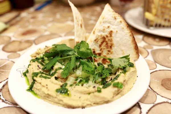 Hummus com verdes — Fotografia de Stock