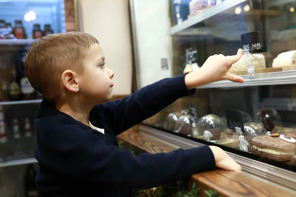 El chico elige el postre —  Fotos de Stock