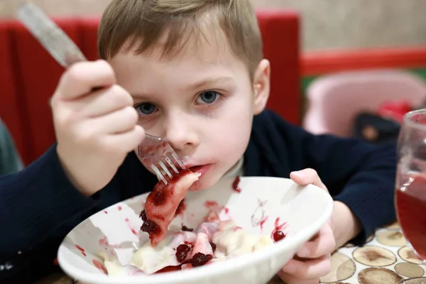 Kid eten Cherry dumplings — Stockfoto