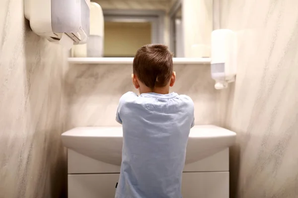 Мальчик моет руки — стоковое фото