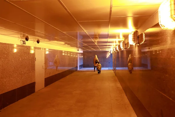Подземный переход ночью — стоковое фото