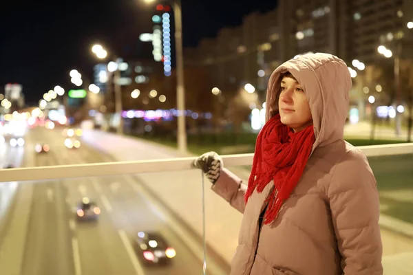 Mulher na ponte à noite — Fotografia de Stock