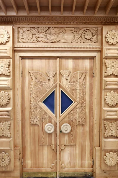Holzgeschnitzte Tür — Stockfoto