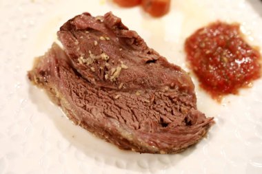 Fırında sığır etli tabak.