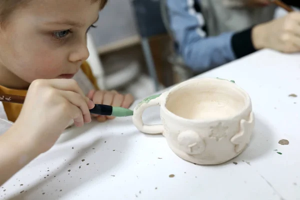 Muchacho pintura arcilla taza — Foto de Stock