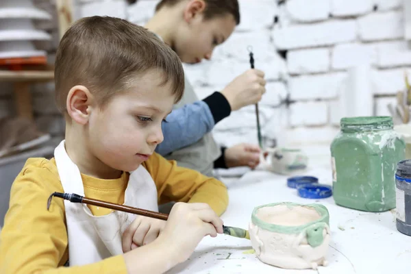 Brothers paint clay pots — Stock Photo, Image