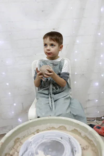 Child in pottery workshop — ストック写真