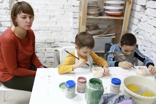 Family painting clay mugs — Stock Photo, Image