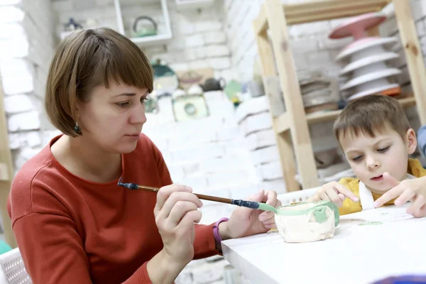 Μητέρα με γιο ζωγραφίσει πήλινη κούπα — Φωτογραφία Αρχείου