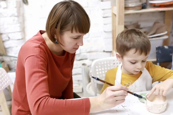 Moeder met zoon verf klei pot — Stockfoto