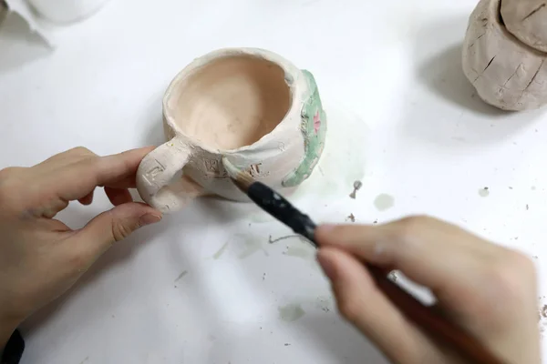 Person painting clay cup — Stock Photo, Image