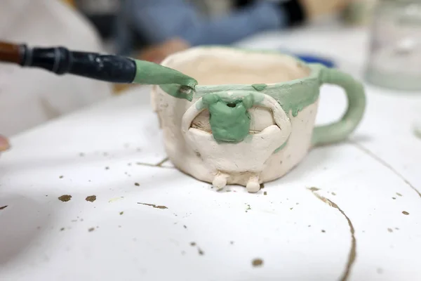 Person painting clay pot — Stock Photo, Image