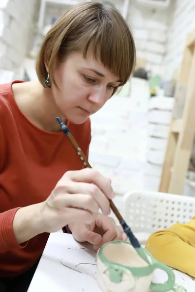 Vrouw schilderen klei pot — Stockfoto