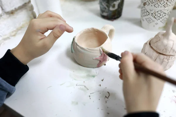 Person painting clay mug — Stock Photo, Image