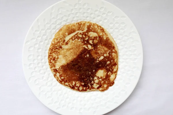 Panqueque en plato blanco —  Fotos de Stock