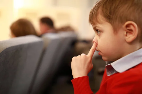 Kind pakt zijn neus — Stockfoto