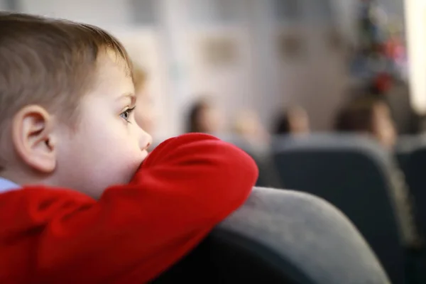 Child watching performance — Stock Photo, Image