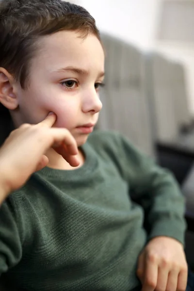 Pensive kid watching performance — Stock fotografie