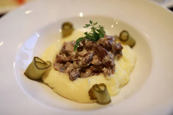 Stroganoff de carne com purê de batatas — Fotografia de Stock