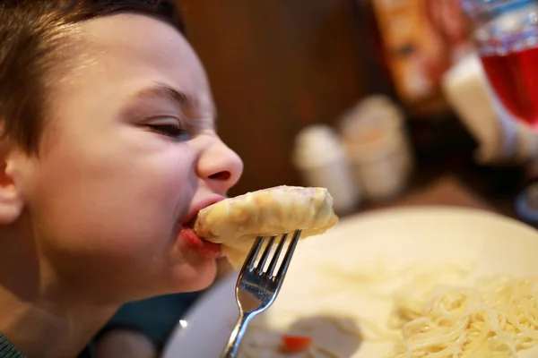 Niño tiene croqueta — Foto de Stock