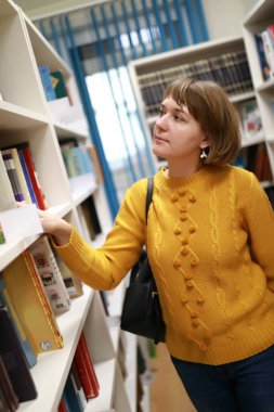 Kitap kütüphanesindeki kadın