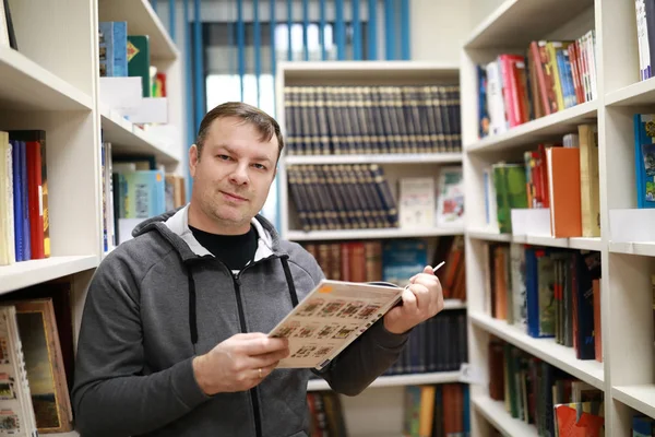 Man poseren met boek — Stockfoto