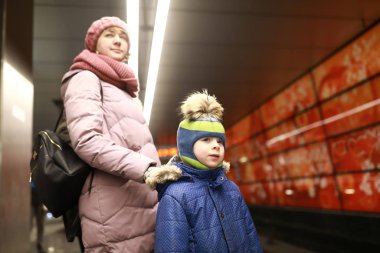 Anne ile oğlu bekleyen tren
