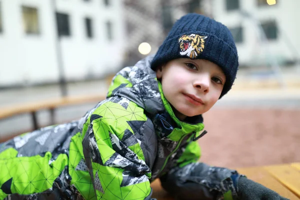 Criança no parque infantil — Fotografia de Stock