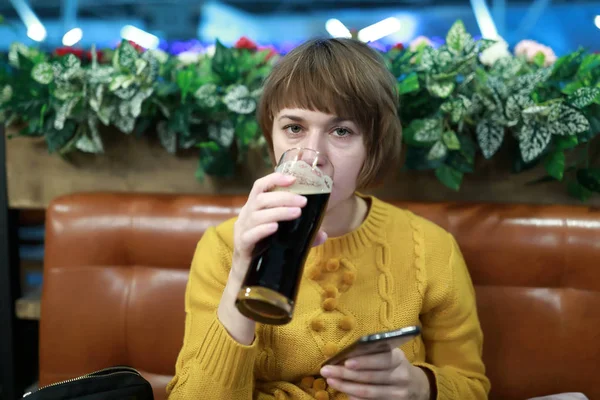 Mujer bebiendo cerveza stout — Foto de Stock