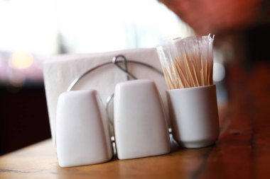 Biberlikli tuz ve kürdan.