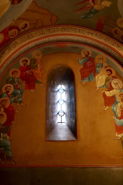 Schmales Fenster in georgisch-orthodoxer Kirche — Stockfoto