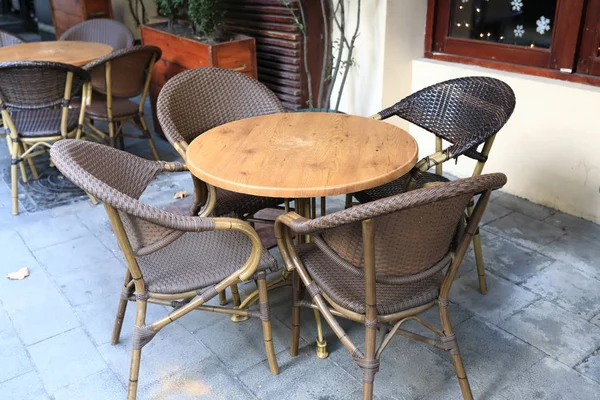 Mesa con sillones en café al aire libre —  Fotos de Stock