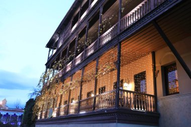 Balkonlu dekore edilmiş bir bina.