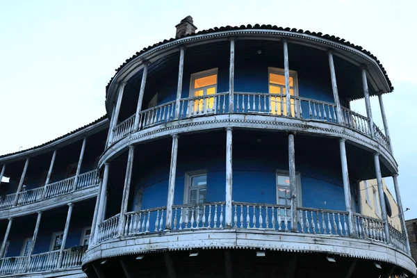 Building with balcony at night — Stock Photo, Image