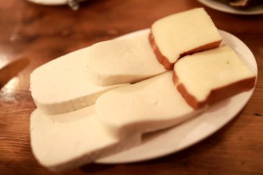 Gürcü peyniri dilimleri