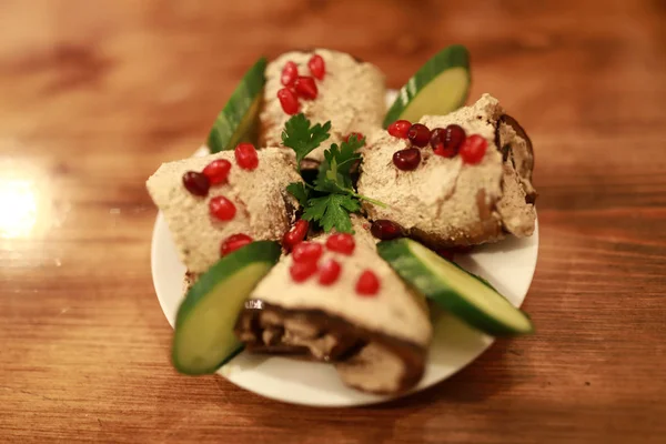 Auberginenrollen mit Nüssen und Gurken — Stockfoto