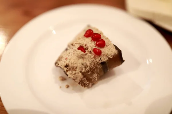 Rotolo di melanzane con noci sul piatto — Foto Stock